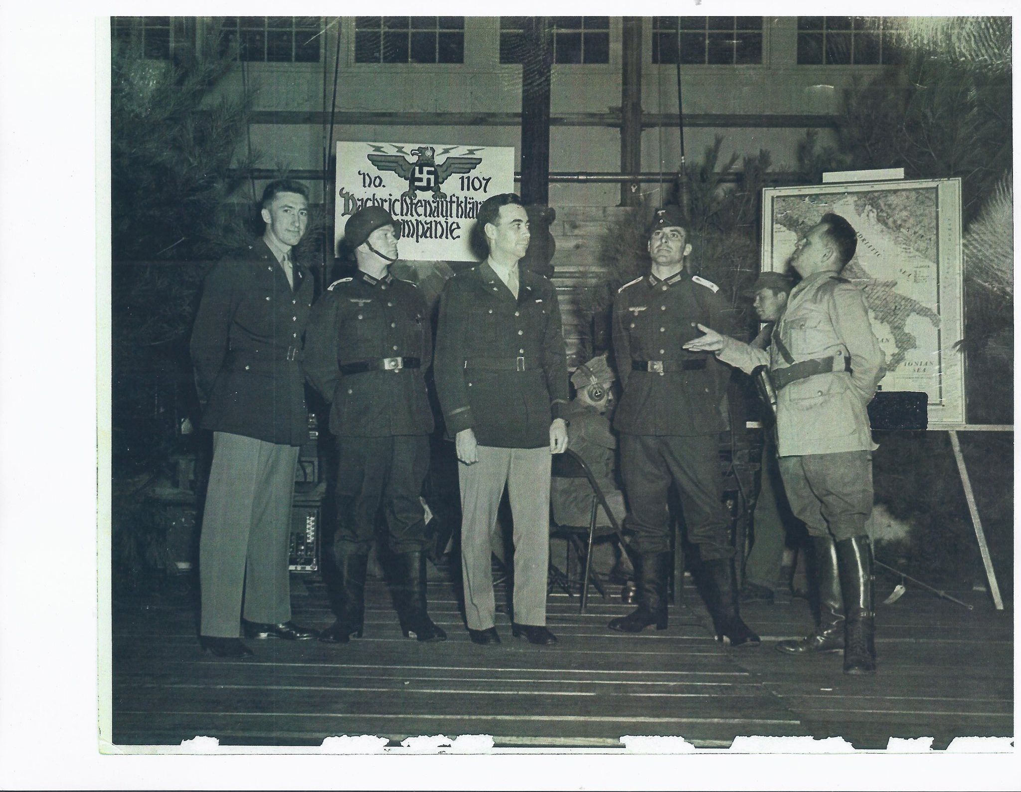 Indoor training/group scene with Nachrichtenaufklärungs Kompanie sign (RB Archive)