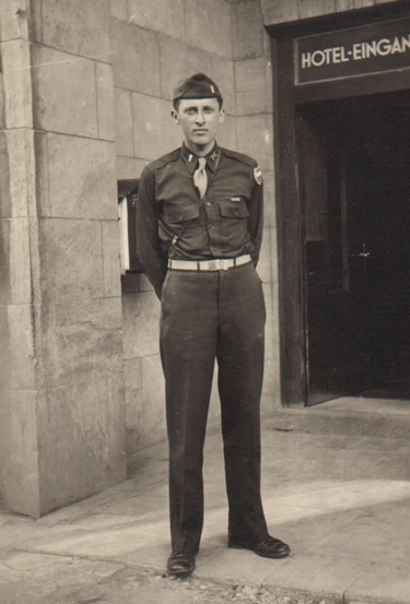 Lewis M. Bloom in U.S. Army uniform, full length (Rutgers Oral History Archives interviewee photo, Hotel-Eingang).